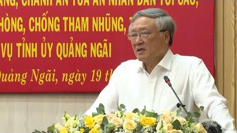 Đồng chí Nguyễn Hòa Bình làm việc với Ban Thường vụ Tỉnh ủy Quảng Ngãi