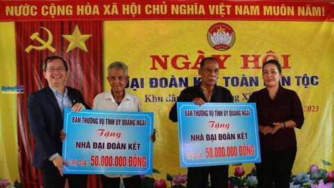 Phó Bí thư Tỉnh ủy Đinh Thị Hồng Minh tham dự Ngày hội Đại đoàn kết toàn dân tộc