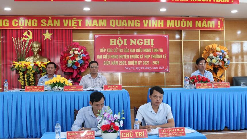 HĐND 2 cấp tỉnh và huyện tiếp xúc cử tri ở thị trấn Sông Vệ, thị trấn La Hà và xã Nghĩa Trung