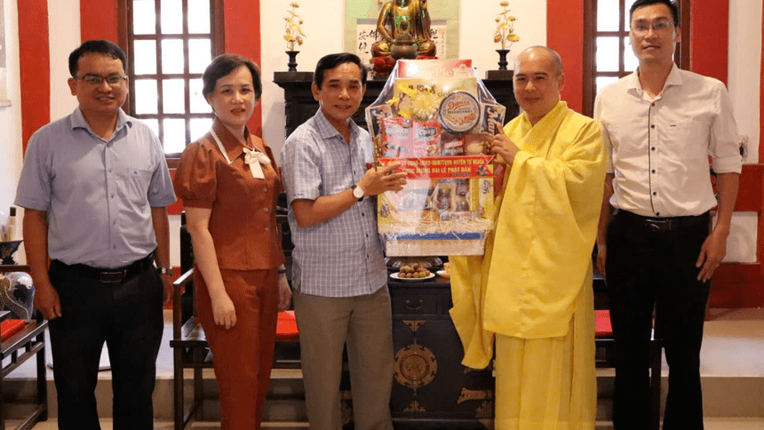 Lãnh đạo huyện Tư Nghĩa thăm, chúc mừng cơ sở Phật giáo nhân Đại lễ Phật đản