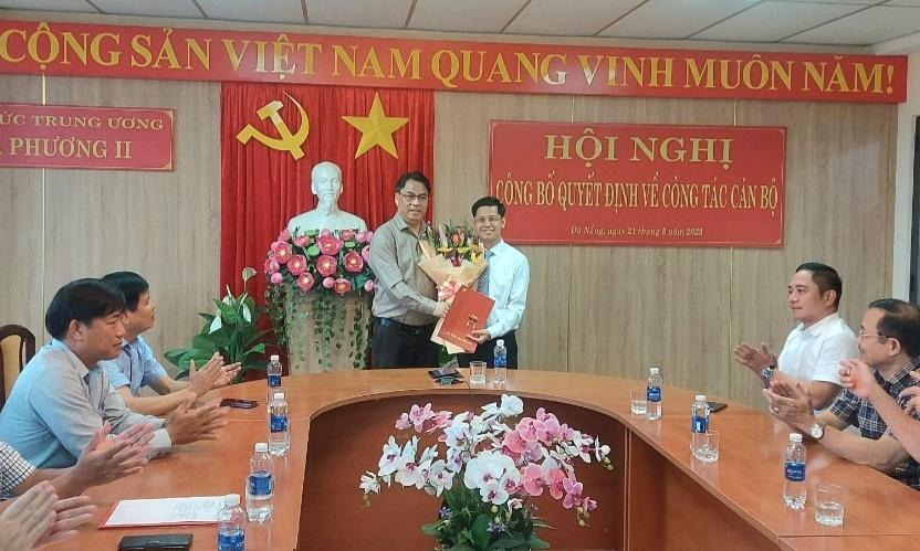 Đ/c Phan Thăng An trao Quyết định và tặng hoa chúc mừng tân Phó Vụ trưởng Vụ Địa phương II Lê Hữu Vinh.