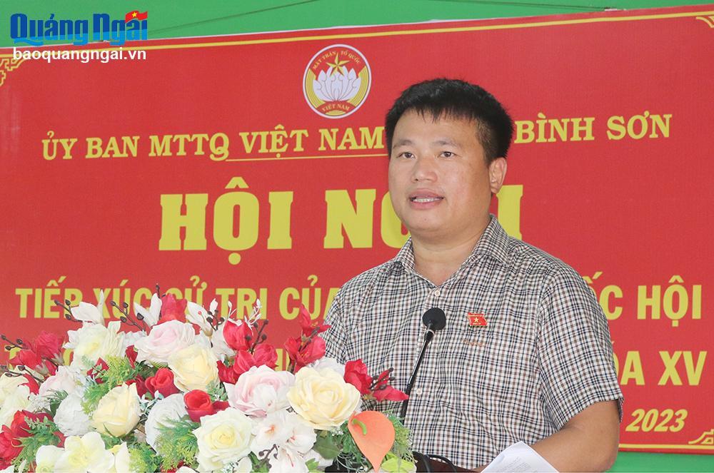 Phó Bí thư Thường trực Tỉnh ủy, Trưởng đoàn ĐBQH tỉnh Đặng Ngọc Huy phát biểu tại buổi tiếp xúc cử tri.