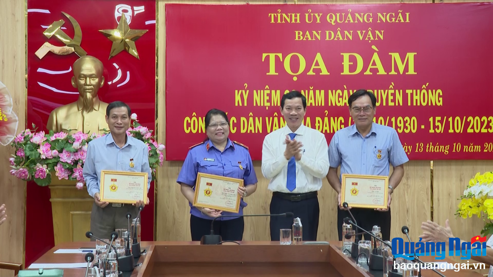 Trưởng Ban Dân vận Tỉnh ủy, Chủ tịch Ủy ban MTTQ Việt Nam tỉnh Võ Thanh An trao kỷ niệm chương Vì sự nghiệp dân vận cho các cá nhân