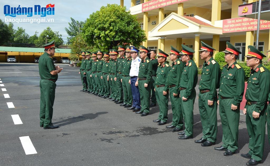 - Thượng tướng Võ Minh Lương, Thứ trưởng Bộ Quốc phòng trao đổi và làm việc cùng với lãnh đạo Bộ CHQS tỉnh Quảng Ngãi.