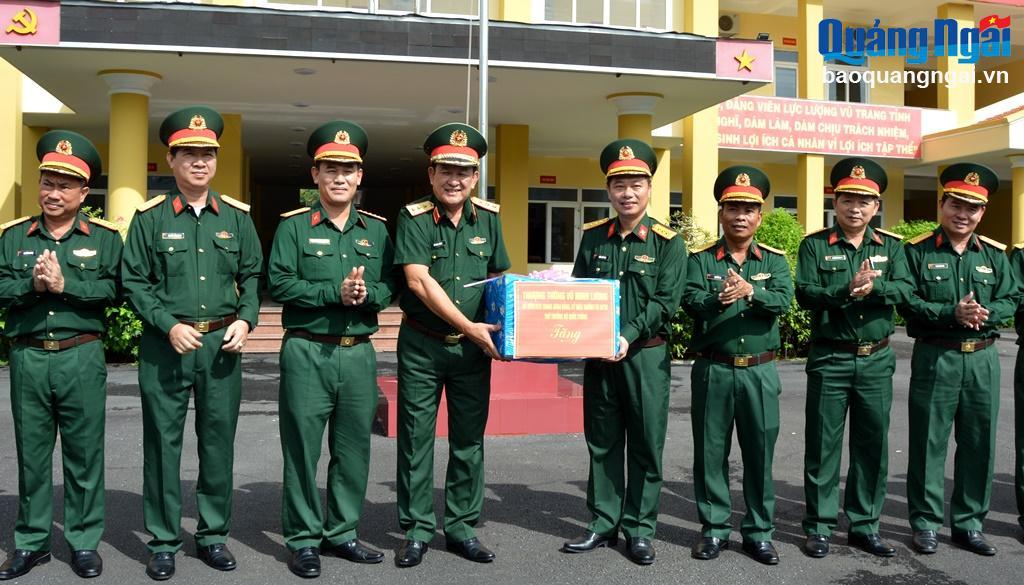 - Thượng tướng Võ Minh Lương, Thứ trưởng Bộ Quốc phòng tặng quà và động viên cán bộ chiến sĩ lực lượng vũ trang tỉnh Quảng Ngãi.