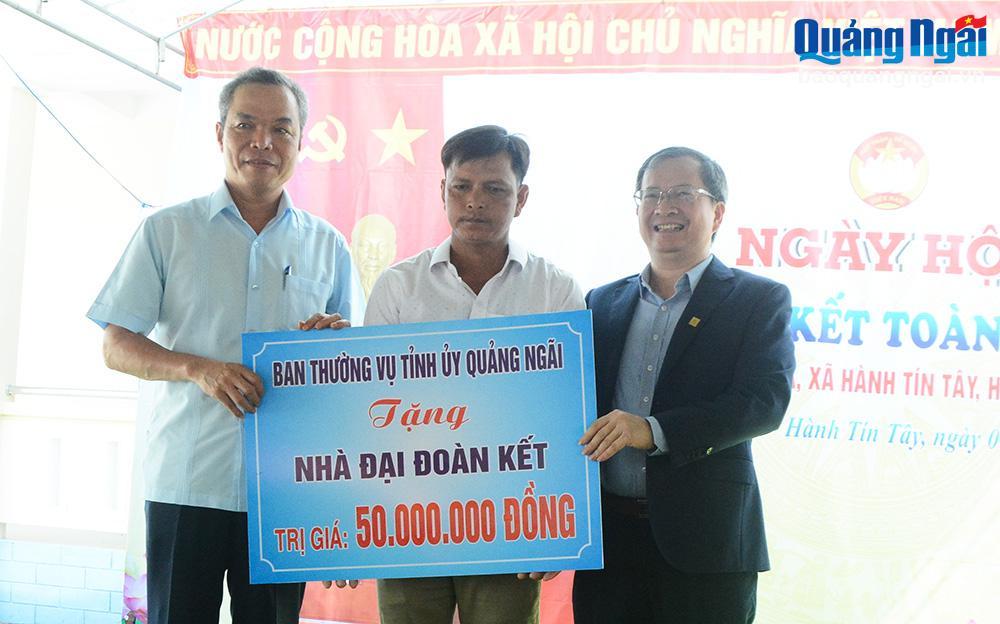 Trưởng ban Tuyên giáo Tỉnh ủy Đặng Ngọc Dũng và đại diện Công ty CP Lọc hóa dầu Bình Sơn trao hỗ trợ 50 triệu đồng xây dựng 1 nhà đại đoàn kết cho hộ nghèo.