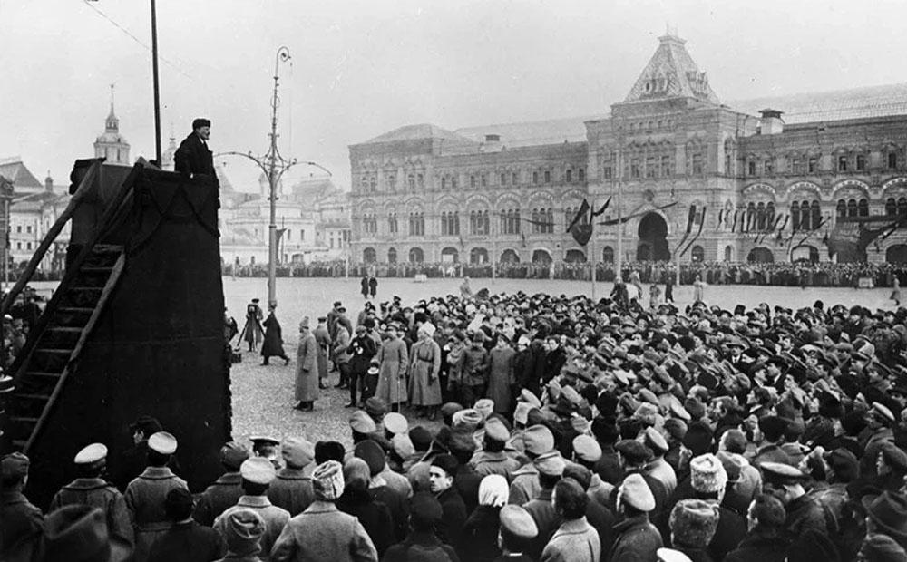 V.I. Lê-nin đọc diễn văn tại Quảng trường Đỏ ở Moskva trong Lễ kỷ niệm một năm Ngày Cách mạng Tháng Mười Nga thành công, ngày 7/11/1918. (Ảnh tư liệu: TTXVN)