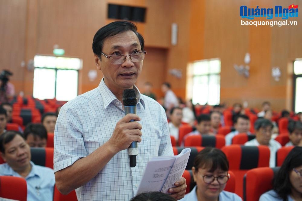 Bí thư Đảng ủy, Chủ tịch UBND xã Tịnh Ấn Tây Phan Khánh Lâm kiến nghị tại buổi tiếp xúc, đối thoại.