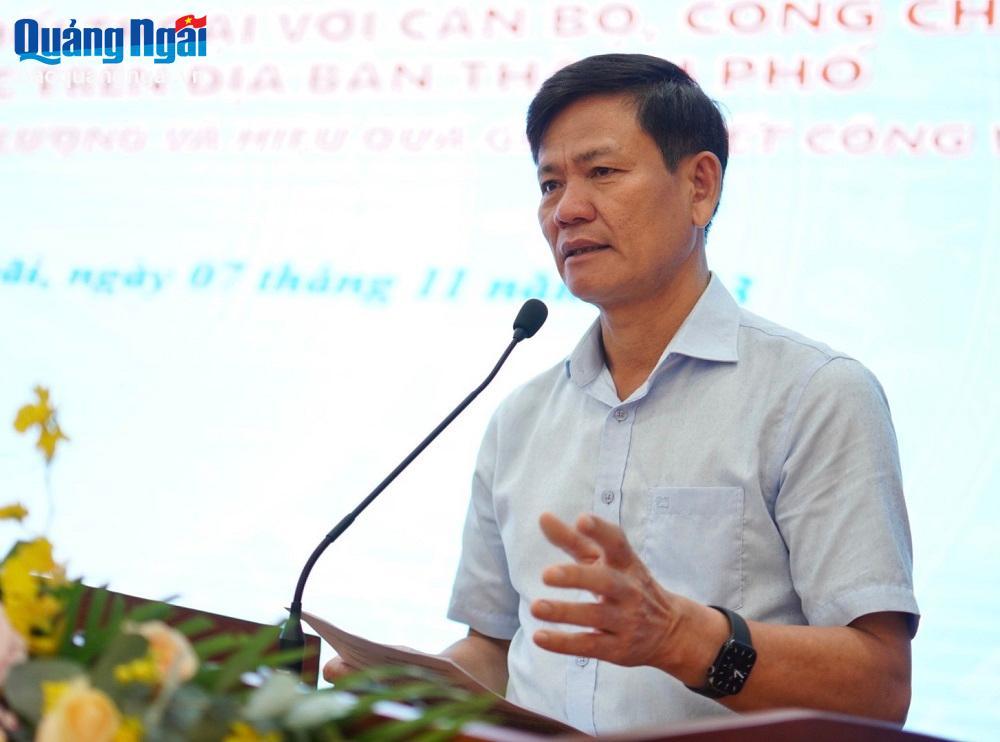 Bí thư Đảng ủy, Chủ tịch UBND xã Tịnh Ấn Tây Phan Khánh Lâm kiến nghị tại buổi tiếp xúc, đối thoại.