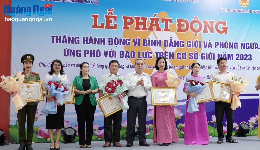 Lãnh đạo tỉnh trao Bằng khen cho các tập thể có thành tích trong công tác bình đẳng giới giai đoạn 2021 – 2022.