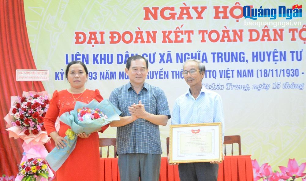 Phó Chủ tịch Thường trực Ủy ban MTTQ Việt Nam tỉnh Nguyễn Xuân Mến trao Bằng khen trao Bằng khen khu dân cư tiêu biểu xuất sắc năm 2023 cho khu dân cư Phú Văn.