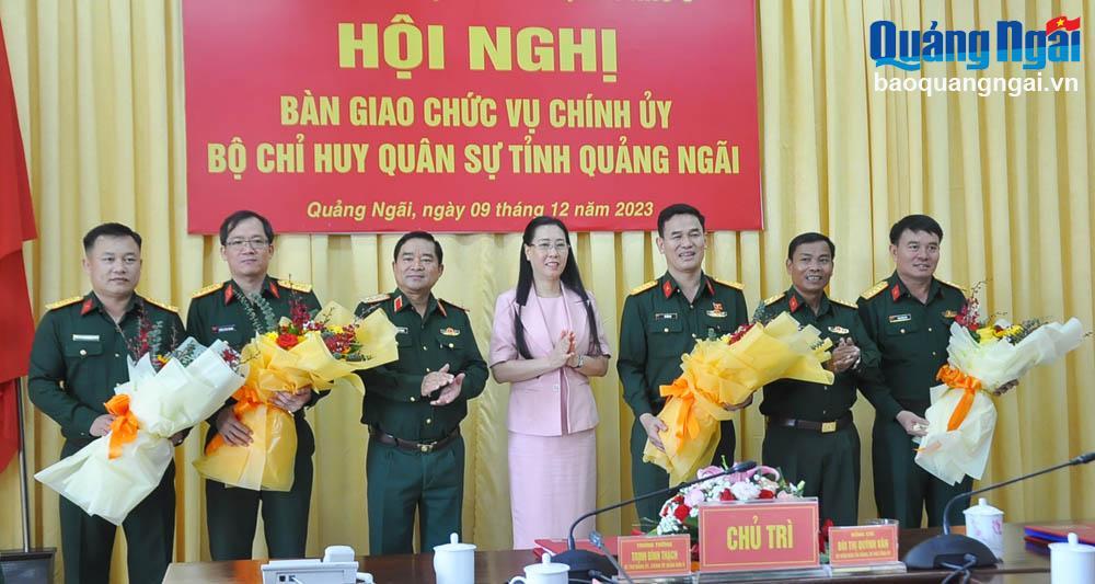 Lãnh đạo Quân khu 5 và lãnh đạo tỉnh tặng hoa chúc mừng các đồng chí được bổ nhiệm giữ chức vụ mới.