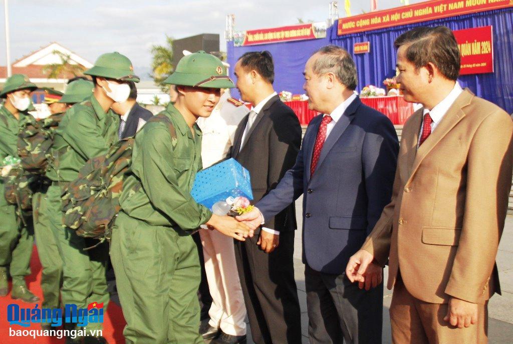 Các đồng chí lãnh đạo tỉnh, huyện Trà Bồng động viên, tiễn đựa các tân binh lên đường tòng quân.