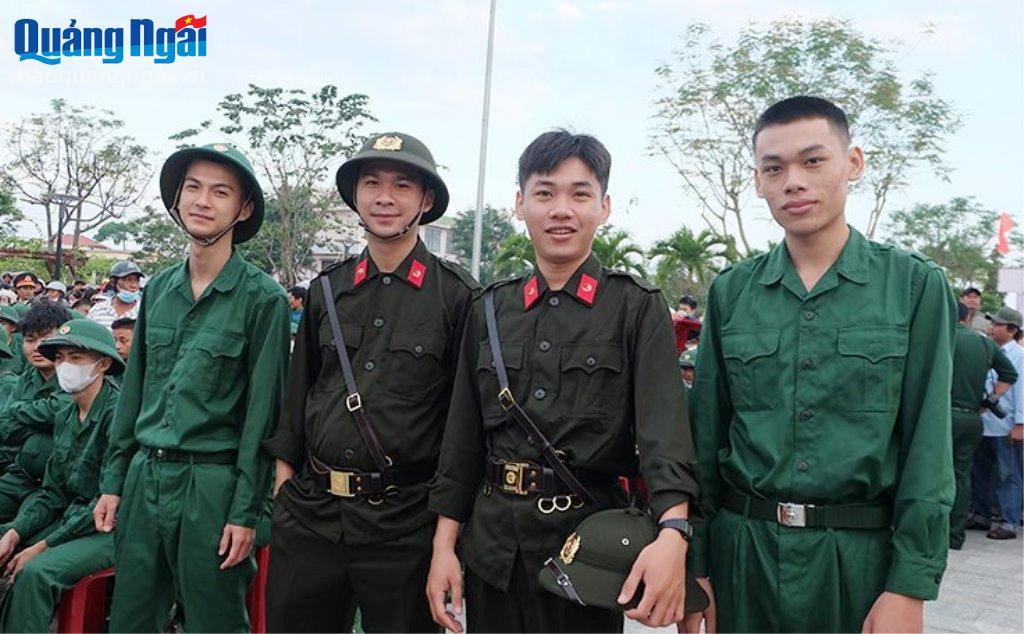 Hai cặp anh em ruột Nguyễn Thanh Lộc, Nguyễn Thanh Phát và Phạm Bảo Quốc, Phạm Quốc Bảo ở xã Đức Chánh (Mộ Đức) hào hứng trong lễ giao quân năm 2024.
