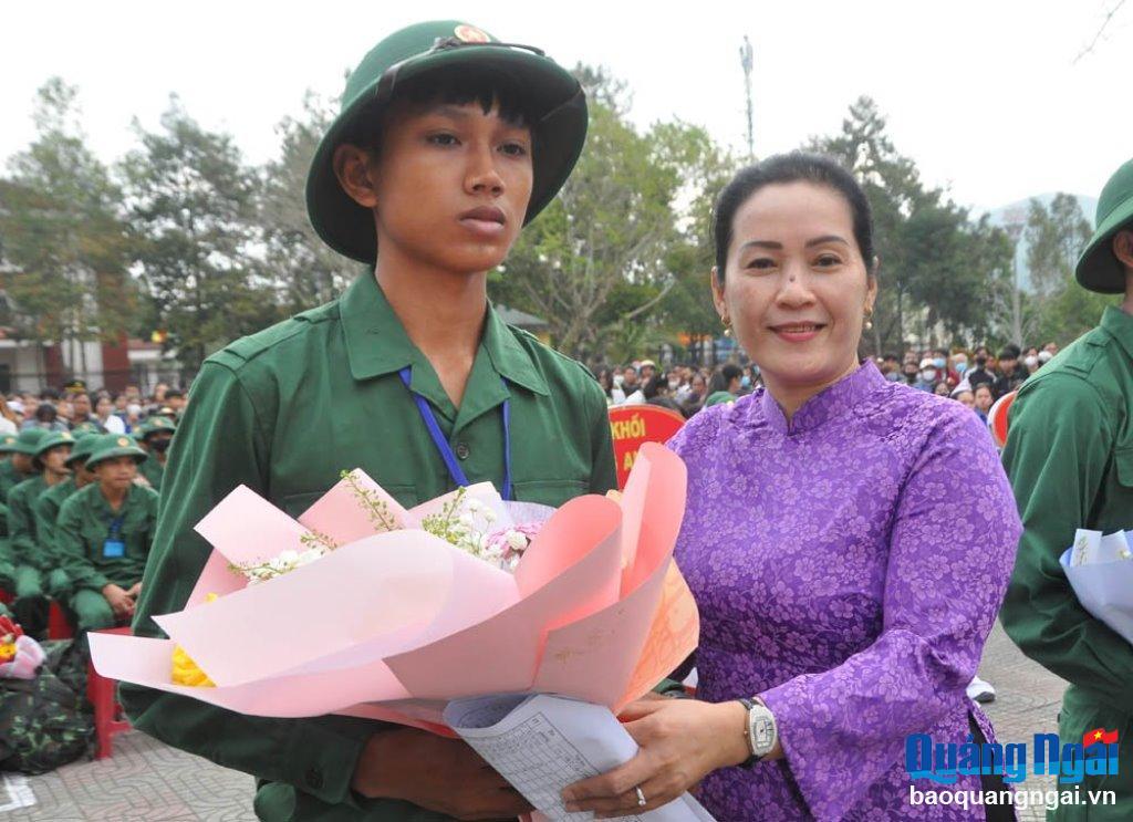 Phó Bí thư Tỉnh ủy Đinh Thị Hồng Minh tặng hoa động viên thanh niên huyện Ba Tơ lên đường nhập ngũ.