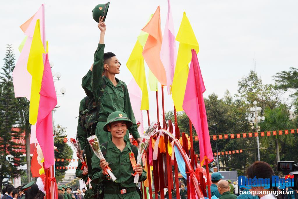 Các tân binh háo hức lên đường nhập ngũ.