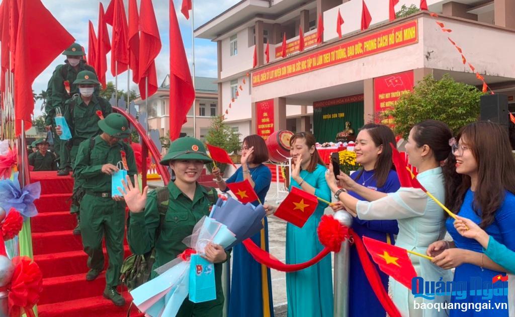 Tân binh Đỗ Thị Mỹ Linh ở xã Tịnh Đông bước qua cầu vinh quang về đơn vị mới.