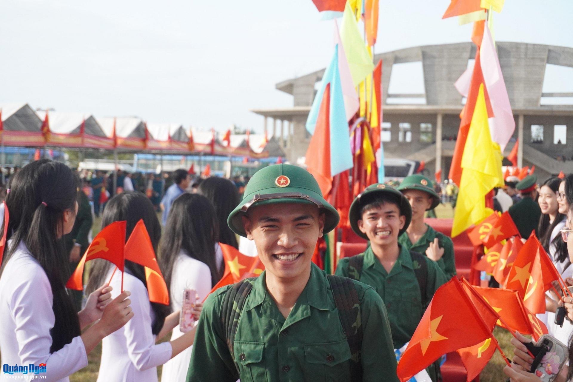 Thanh niên huyện Bình Sơn hăng hái lên đường nhập ngũ.