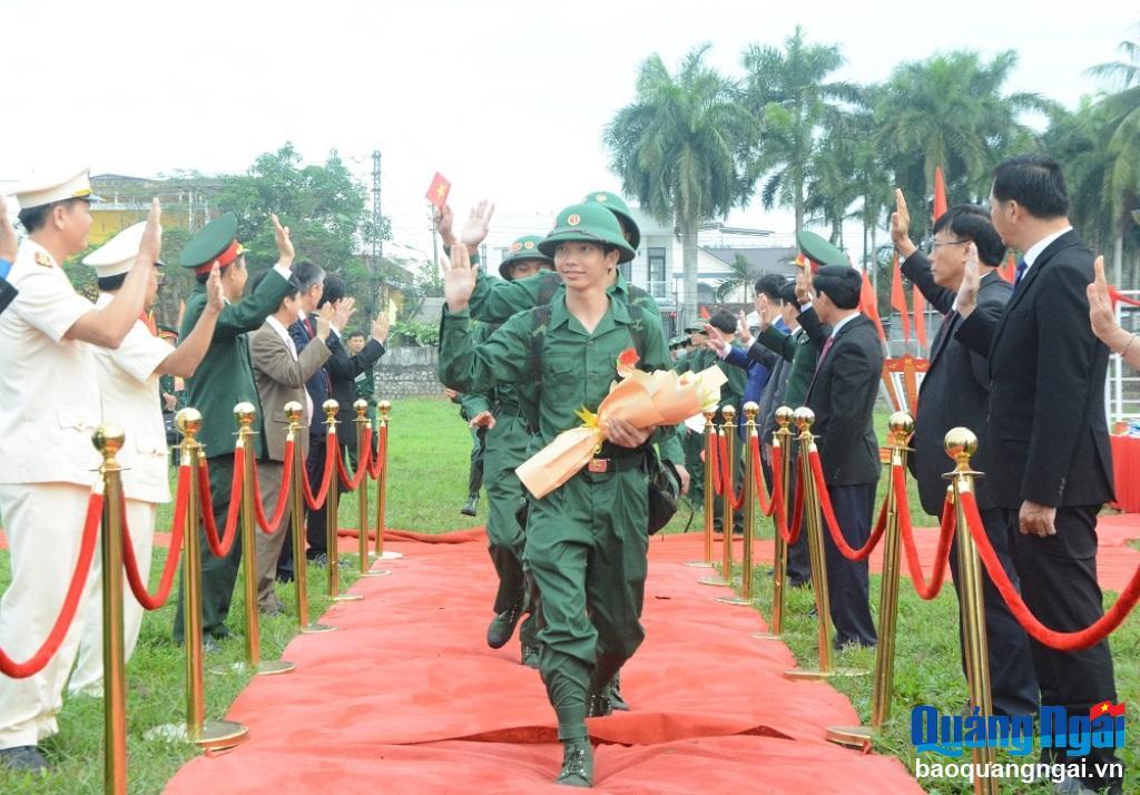 Các đồng chí lãnh đạo tỉnh và huyện Tư Nghĩa tiễn đưa thanh niên lên đường thực hiện nghĩa vụ thiêng liêng bảo vệ Tổ quốc.