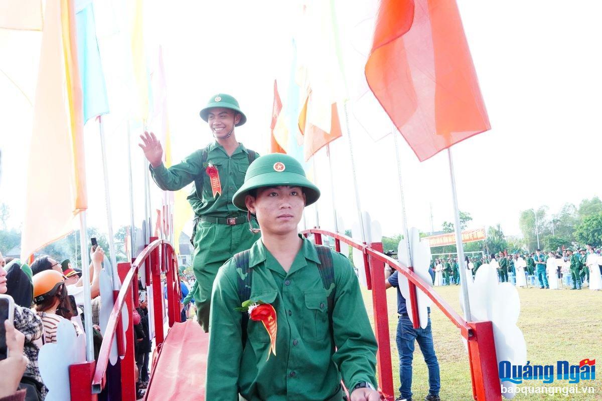 Các tân binh huyện Sơn Hà hăng hái bước qua cầu vinh quang để về đơn vị mới.