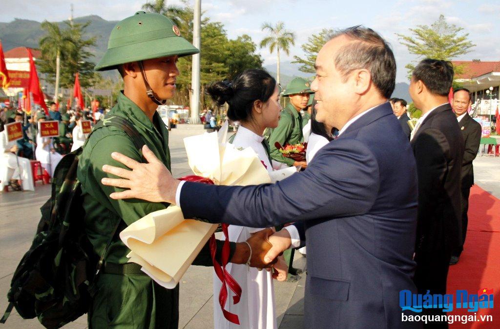 Phó Chủ tịch Thường trực UBND tỉnh Trần Hoàng Tuấn động viên, tặng hoa, tiễn đưa thanh niên huyện Trà Bồng lên đường nhập ngũ.