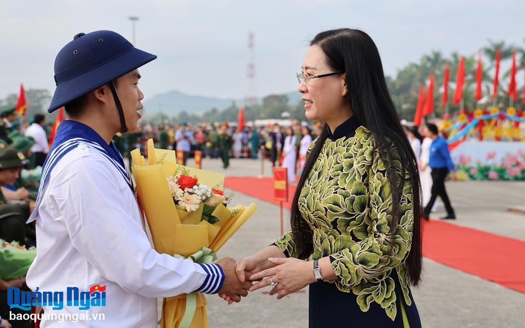 Ủy viên Trung ương Đảng, Bí thư Tỉnh ủy, Chủ tịch HĐND tỉnh Bùi Thị Quỳnh Vân tặng hoa và động viên các tân binh lên đường nhập ngũ.