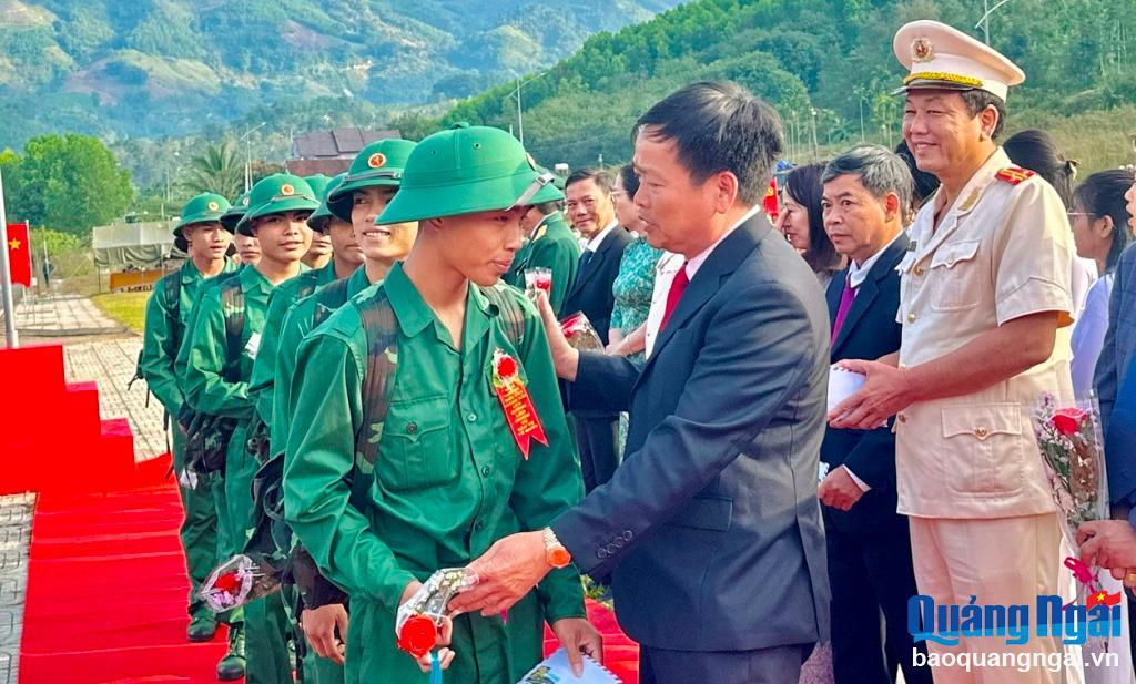 Phó Chủ tịch Thường trực HĐND tỉnh Nguyễn Cao Phúc tặng quà, động viên thanh niên Sơn Tây lên đường nhập ngũ.