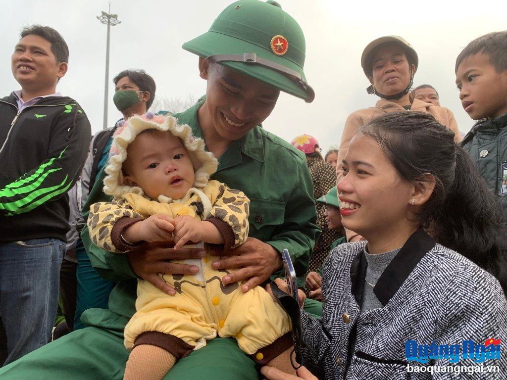 Chị Phạm Thị Hiên và con nhỏ đến tiễn chồng là Phạm Văn Hạnh (xã Ba Cung, Ba Tơ) lên đường nhập ngũ.