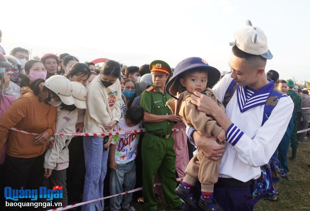 Giây phút tân binh chiatay người thân lên đường nhập ngũ.