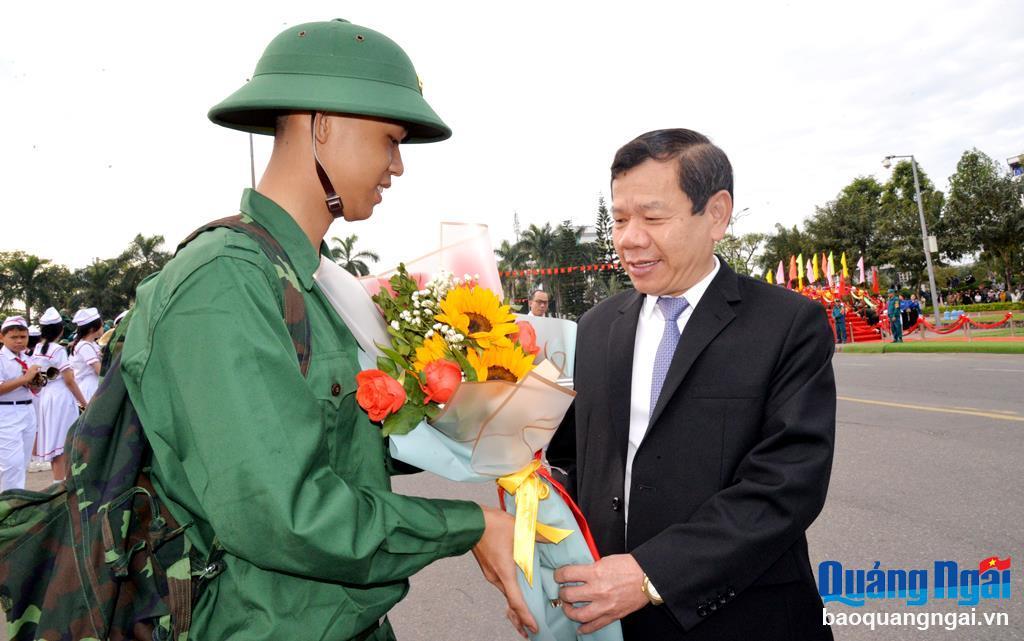 Chủ tịch UBND tỉnh Đặng Văn Minh tặng hoa, động viên tân binh.