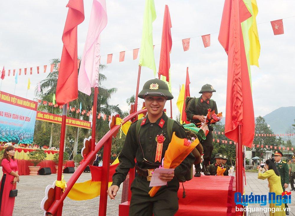 Các tân binh bước lên cầu vinh quang về với các đơn vị nhận quân.