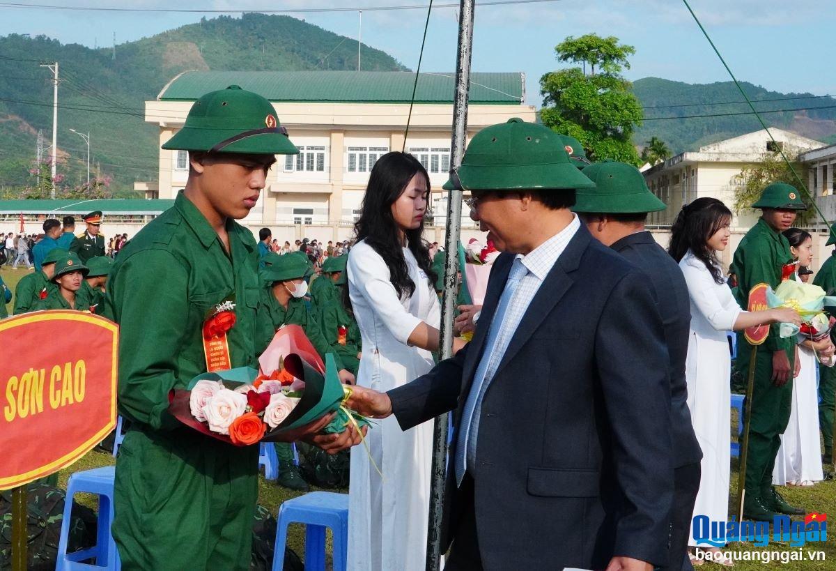 Trưởng ban Nội chính Tỉnh ủy Lương Kim Sơn tặng hoa cho chiến sĩ mới.