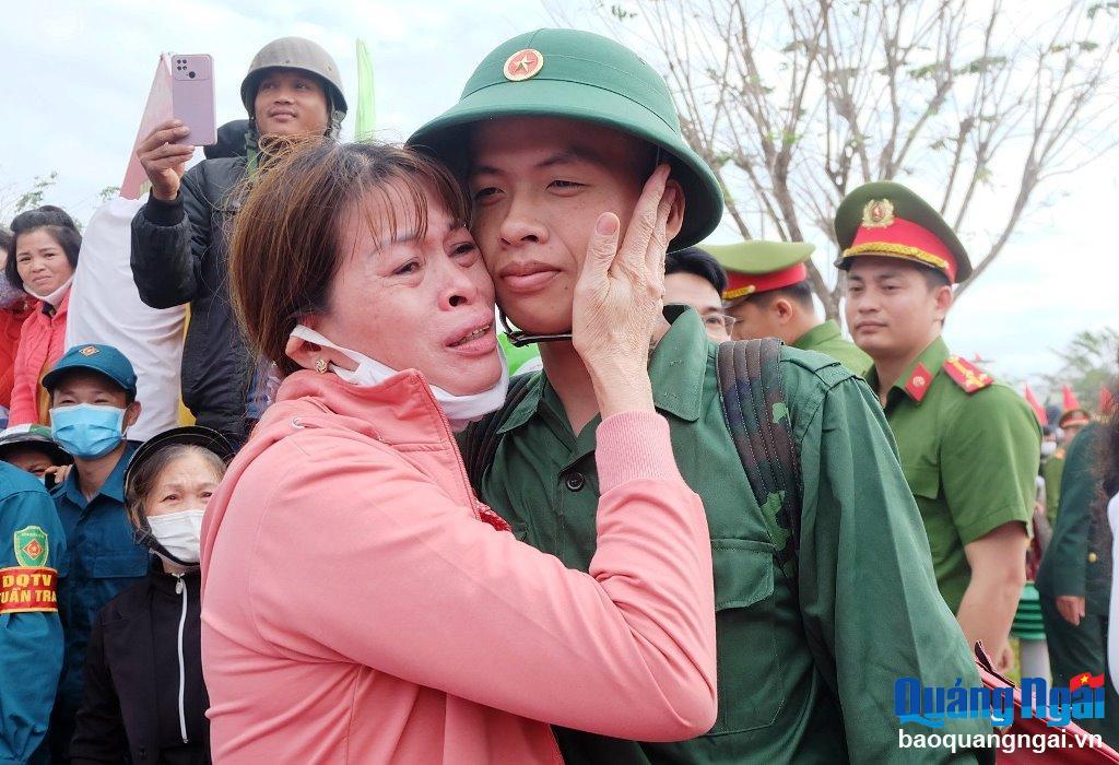 Giây phút người mẹ bịn rịn chia tay, dặn dò con thực hiện tốt nghĩa vụ quân sự.