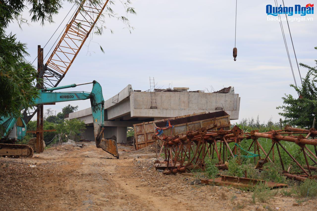 Vướng mặt bằng nên nhiều dự án thi công chậm tiến độ.