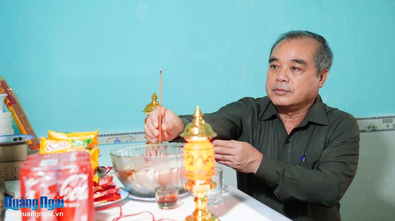 Phó Chủ tịch Thường trực UBND tỉnh Trần Hoàng Tuấn thắp hương cho liệt sĩ Nguyễn Thanh Hơn, ở tổ dân phố 6, thị trấn Trà Xuân (Trà Bồng).