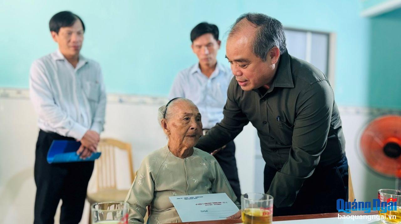 Phó Chủ tịch Thường trực UBND tỉnh Trần Hoàng Tuấn thăm hỏi và tặng quà cho bà Phạm Thị Kiệt (102 tuổi), mẹ liệt sĩ Nguyễn Thanh Hơn ở thị trấn Trà Xuân (Trà Bồng).
