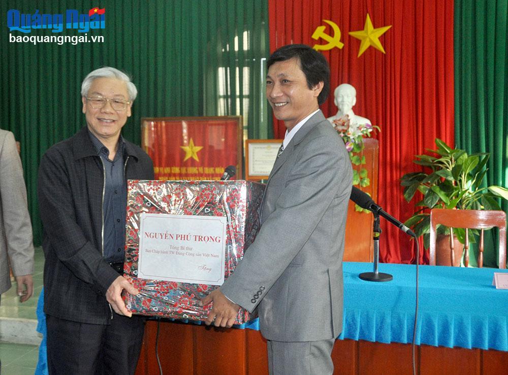 Tổng Bí thư Nguyễn Phú Trọng tặng quà cho xã Tịnh Kỳ