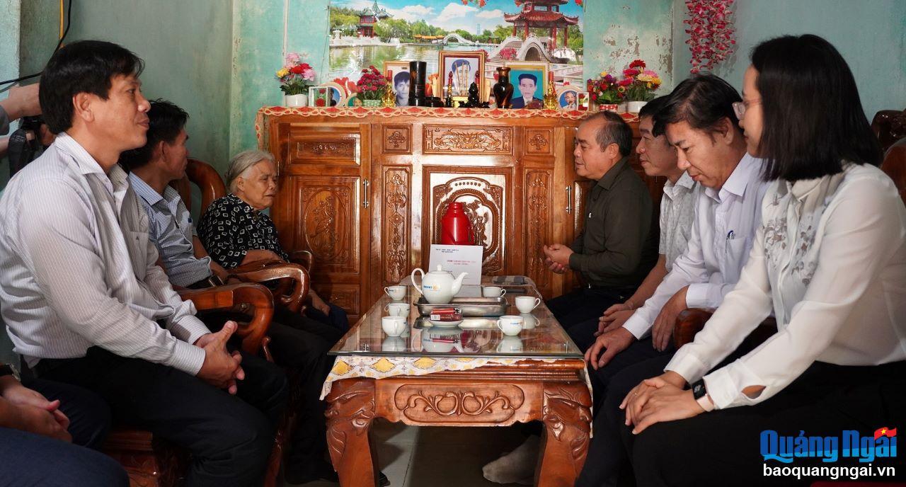 Phó Chủ tịch Thường trực UBND tỉnh Trần Hoàng Tuấn thăm hỏi sức khỏe bà Hồ Thị Thiên (76 tuổi), thương binh ở thôn Trà Linh, xã Hương Trà (Trà Bồng).