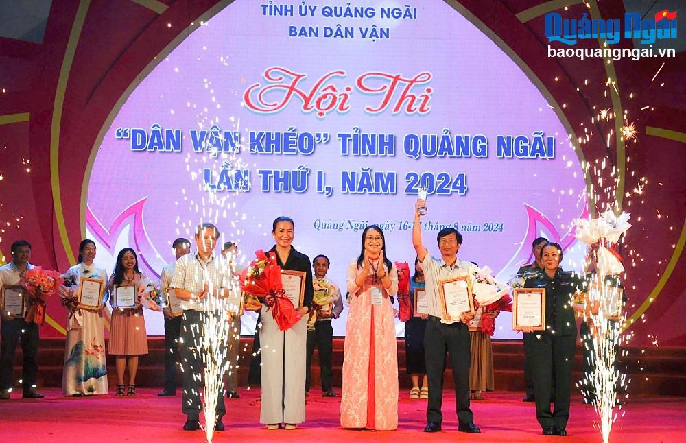 Trao giải Nhất cho huyện Ba Tơ, giải Nhì cho huyện Tư Nghĩa và Bộ Chỉ huy Bộ đội Biên phòng tỉnh.