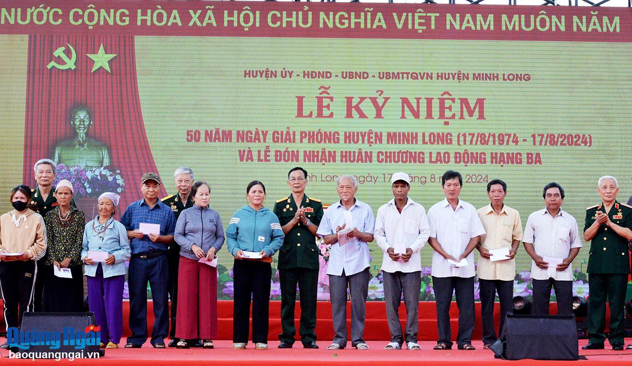 Đại diện Ban liên lạc cựu chiến binh Lữ đoàn 52 tặng quà cho các hộ nghèo, gia đình chính sách trên địa bàn huyện.