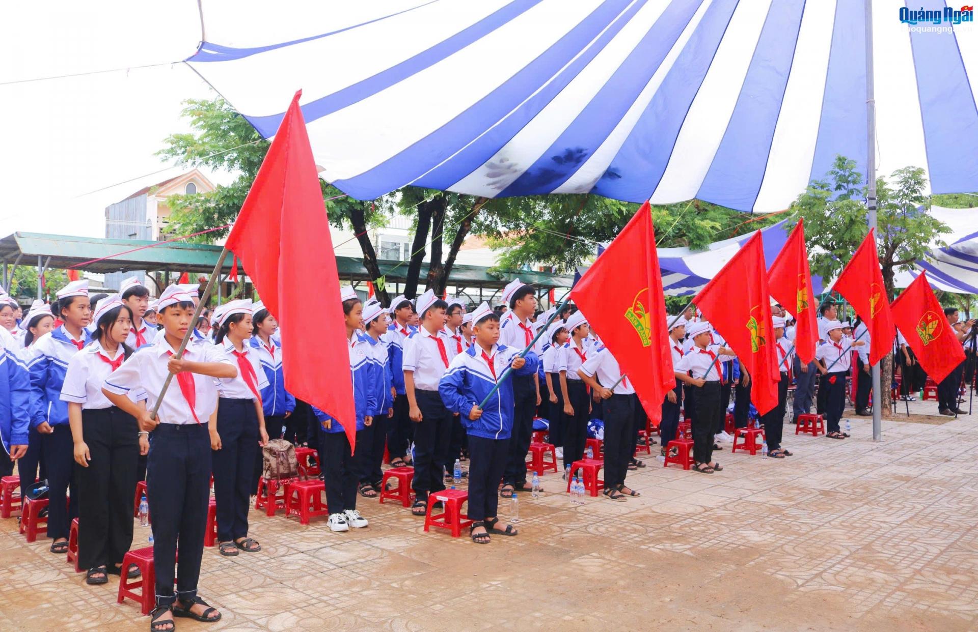 Học sinh Trường Tiểu học và THCS Phổ Minh trong lễ khai giảng năm học mới