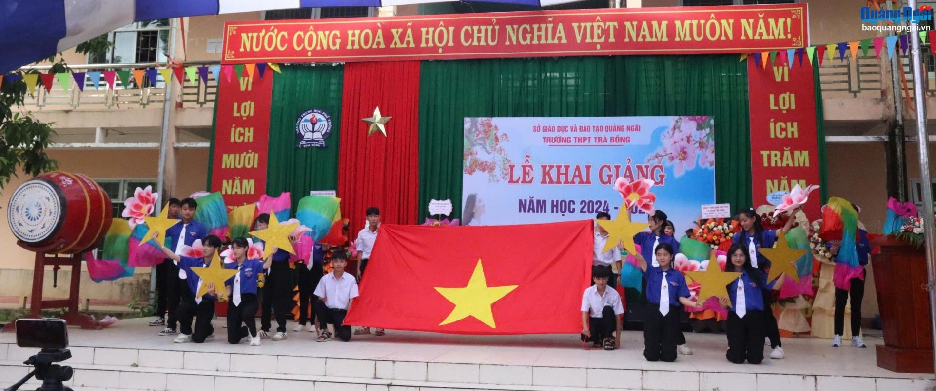 Học sinh Trường THPT Trà Bồng (Trà Bồng) hân hoan đón chào năm học mới.