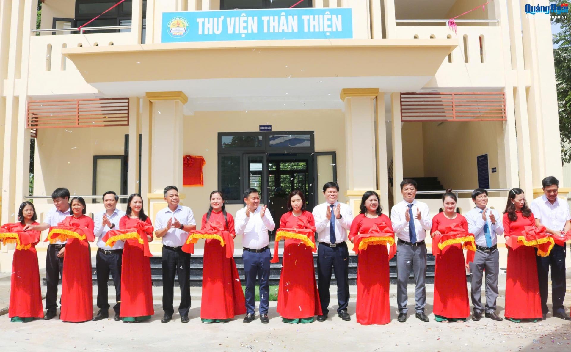 Các đại biểu cắt băng khánh thành Thư viện Trường Tiểu học và THCS Phổ Minh.