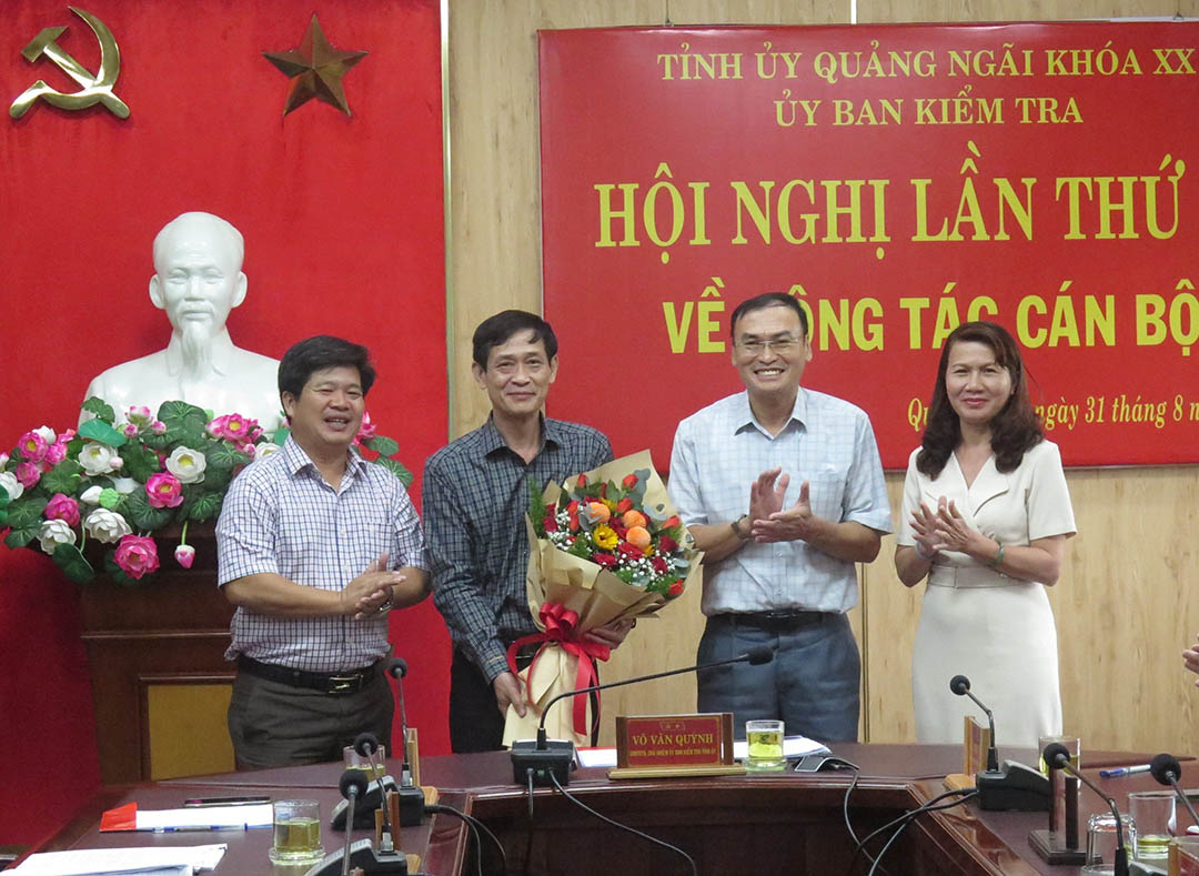 Lãnh đạo Ủy ban Kiểm tra Tỉnh ủy chúc mừng đồng chí Lê Văn Huy được bầu giữa chức Phó Chủ nhiệm Ủy ban Kiểm tra Tỉnh ủy.